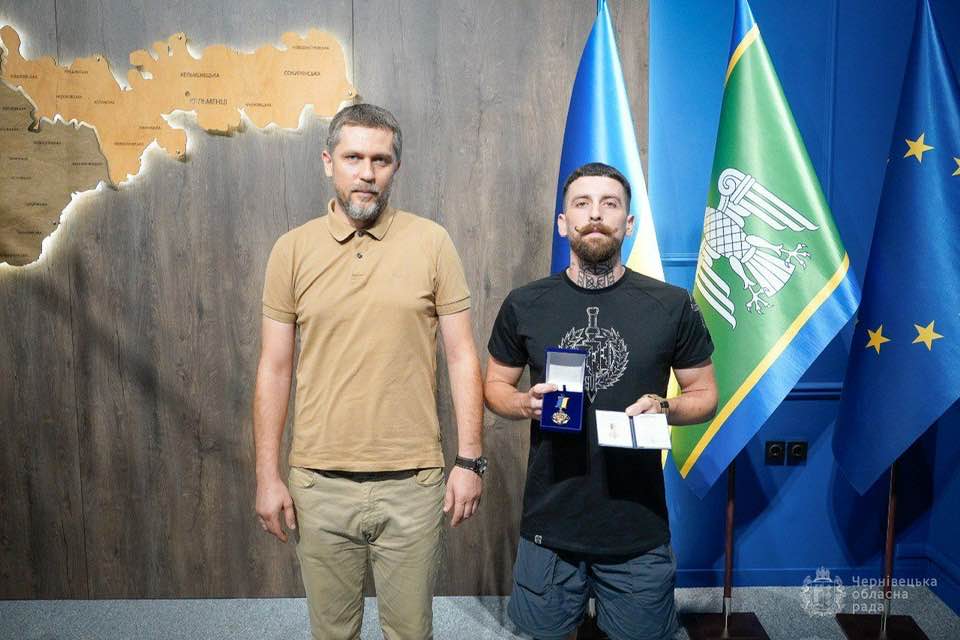Двоє відважних воїнів з Буковини отримали відзнаки голови Чернівецької обласної ради «Незламні»