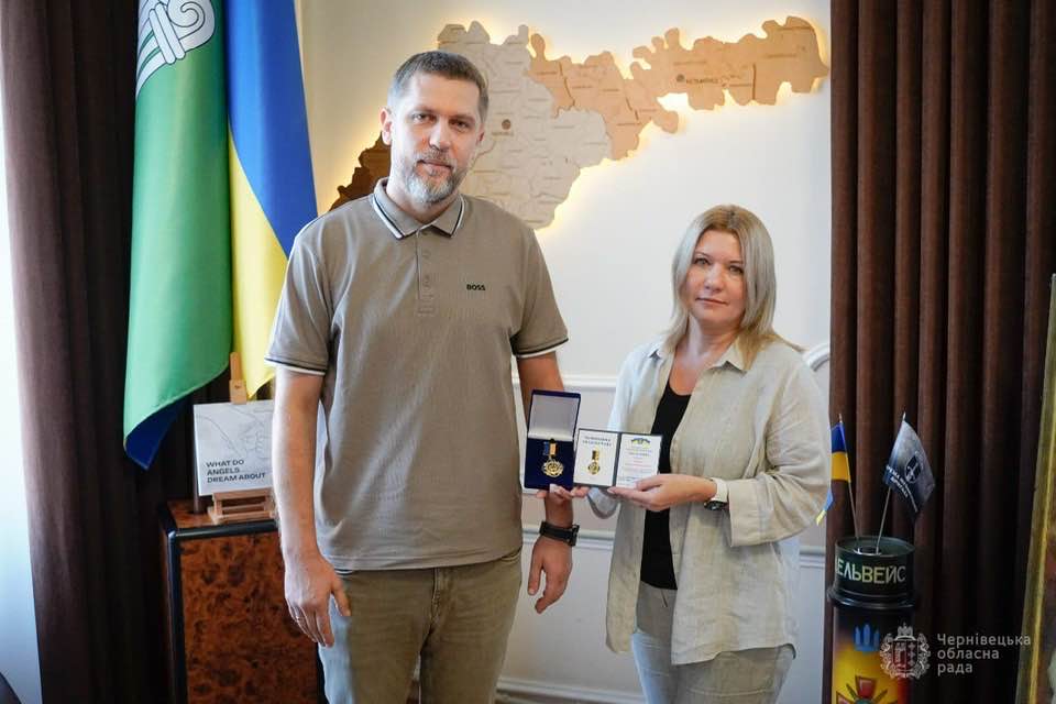 Генеральна директорка Державної установи «Чернівецький обласний центр контролю та профілактики хвороб» Наталія Гопко одержала відзнаку «Незламні»