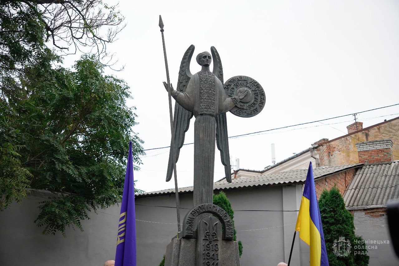 Сьогодні минає 30 років від моменту встановлення пам’ятника героям Буковинського куреня в Чернівцях
