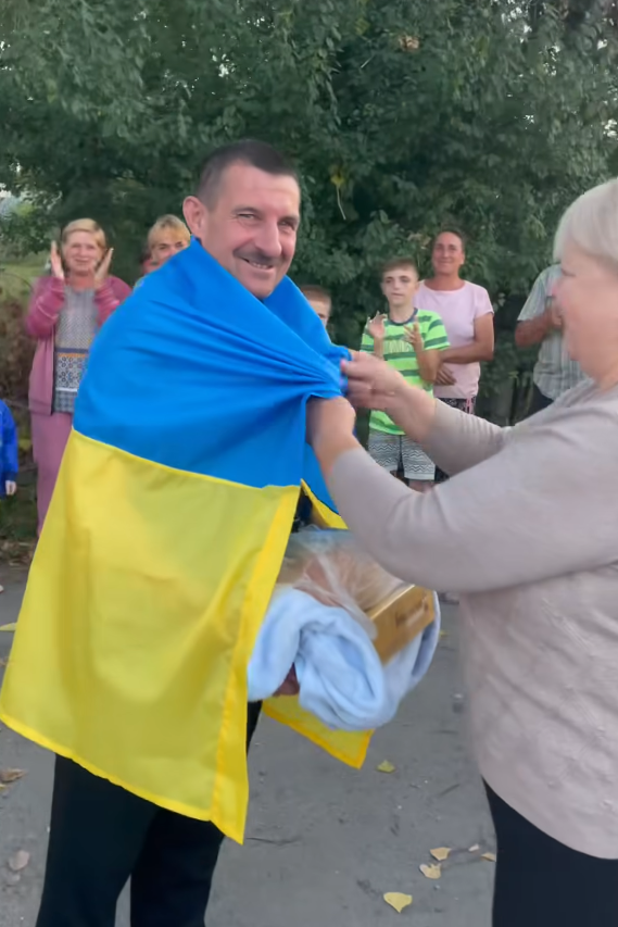 Із квітами та синьо-жовтими прапорами громада Сокирян зустріла Сергія Огородника, котрий повернувся з російського полону