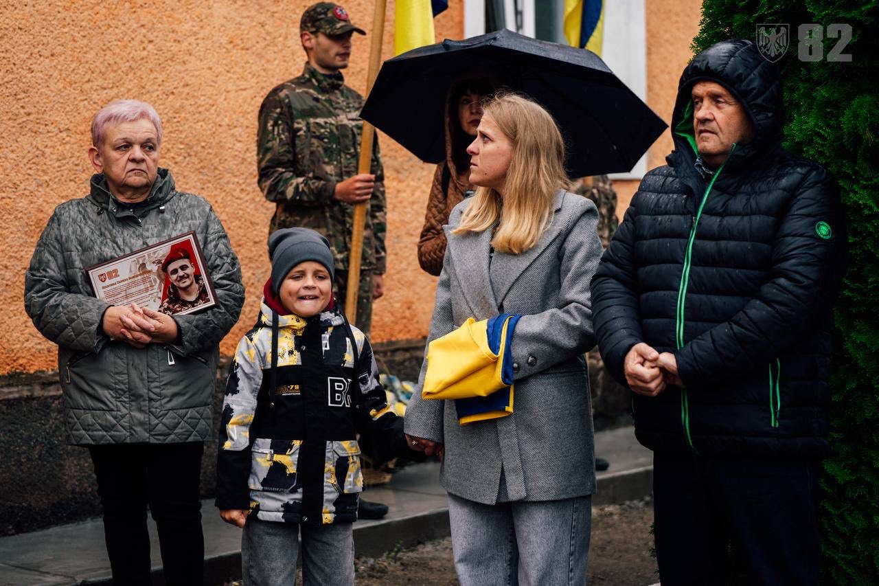У ліцеї №5 міста Хотин Чернівецької області до Дня захисників і захисниць України урочисто відкрили меморіальну дошку капітану Василю Сергійовичу Шлею