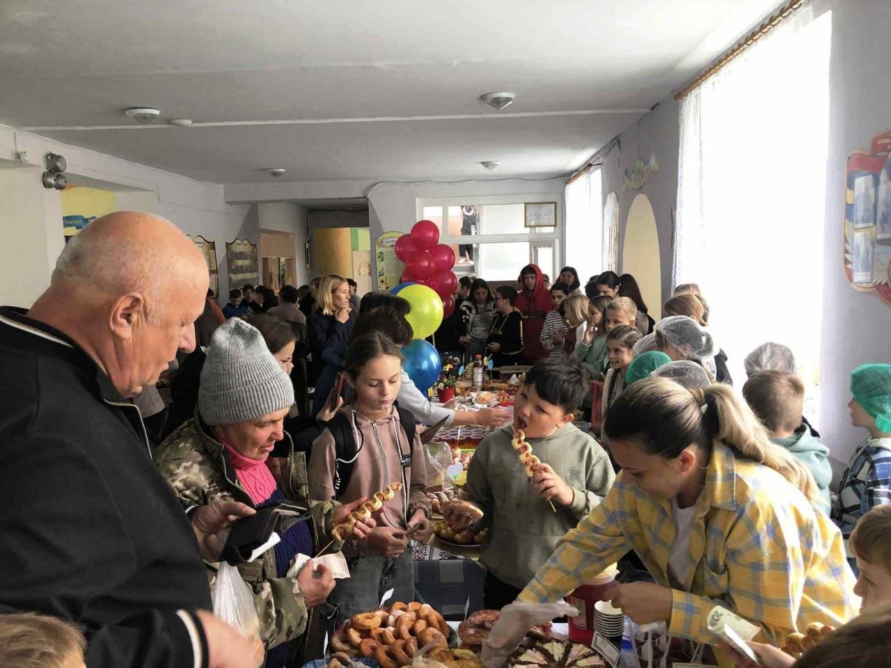 У Ломачинецькій гімназії Сокирянської територіальної громади відбувся благодійний ярмарок на підтримку односельчан, які нині захищають Україну на передовій