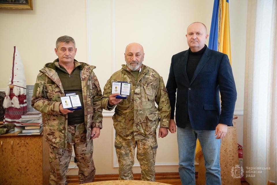 Двоє мешканців Герцаївської громади – захисники України Михайло Миндреску та Петро Борча – отримали почесні відзнаки голови Чернівецької обласної ради «Незламні»