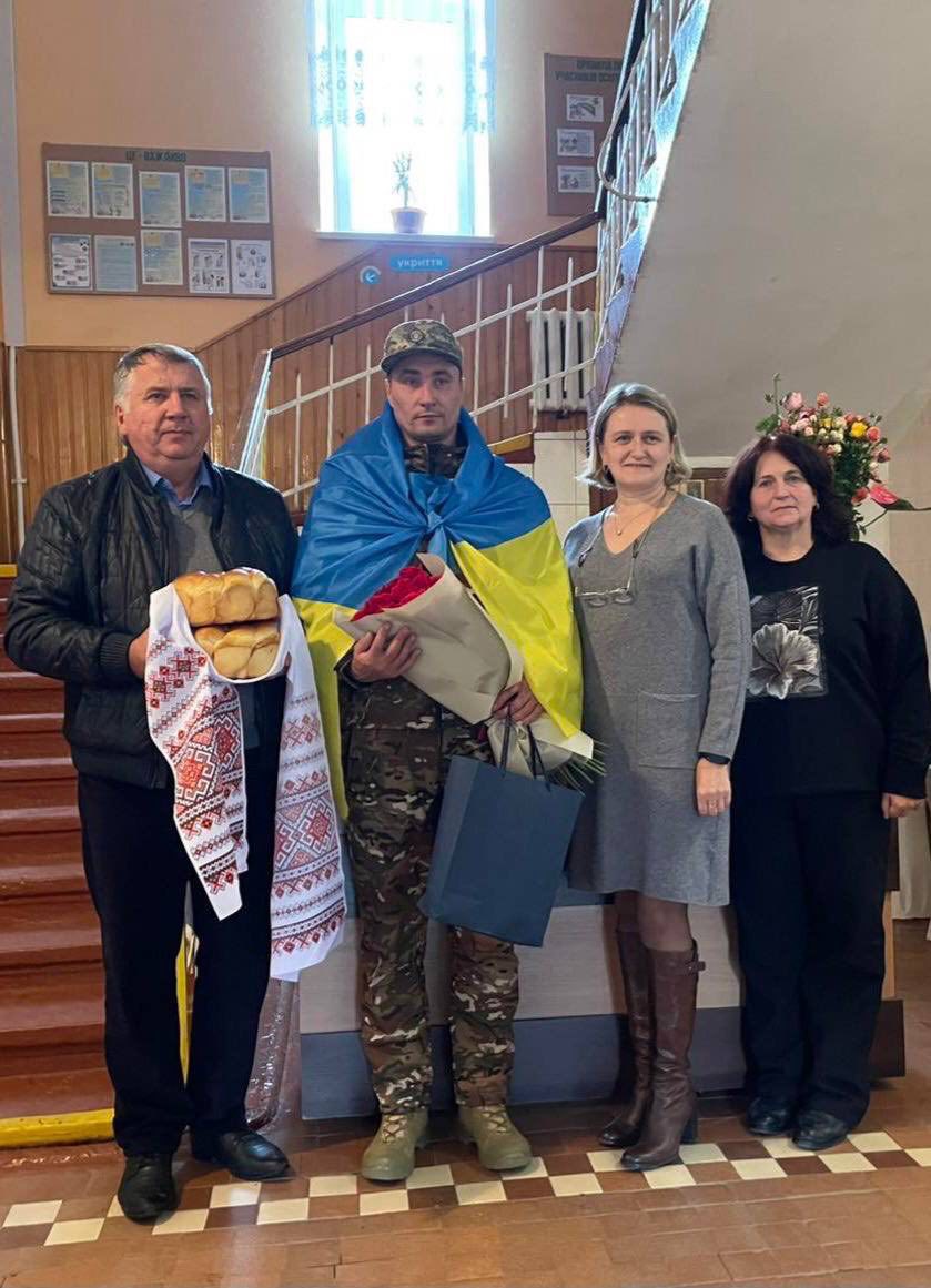 Сторожинецька громада зустріла Захисника, який повернувся з російського полону