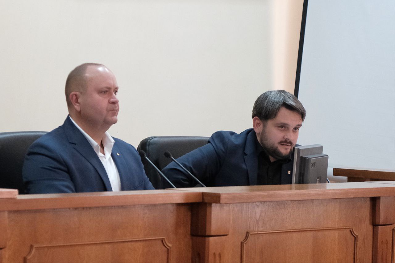 За пропозицією заступника голови Чернівецької обласної ради Михайла Павлюка депутати підтримали протокольне рішення звернутися до АТ «Укрзалізниця» із проханням забезпечити належне залізничне сполучення з Чернівецькою областю
