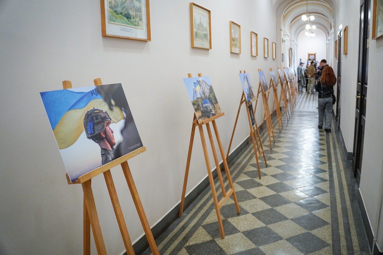 У Чернівцях відкрили фотовиставку про силу Українського Прапора та незламність воїнів