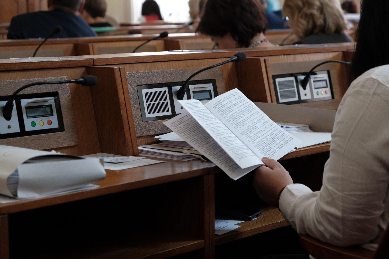 Депутати під час сесії ухвалили звернення до Верховної Ради України з вимогою забезпечити справедливі умови виплати одноразової грошової допомоги сім’ям загиблих Захисників і Захисниць України