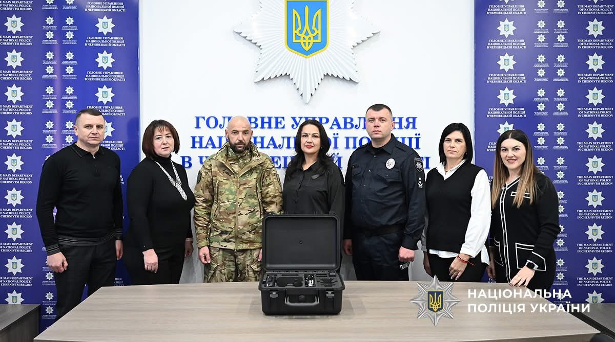 Учні та вчителі шести навчальних закладів Буковини передали стрілецькому батальйону поліції сучасний квадрокоптер DJI Mavic 3T