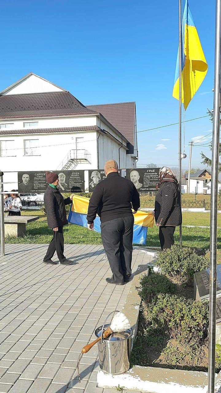 У селі Драчинці Мамаївської громади відкрили пам’ятні дошки на честь полеглих захисників України Івана Николайчука та Олександра Граба