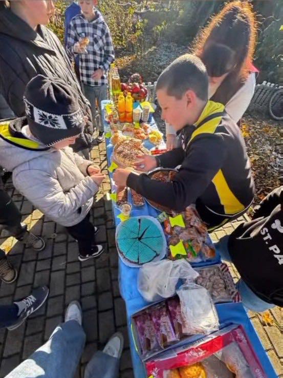 У Старожадівському ліцеї влаштували масштабну торговцю на підтримку армії