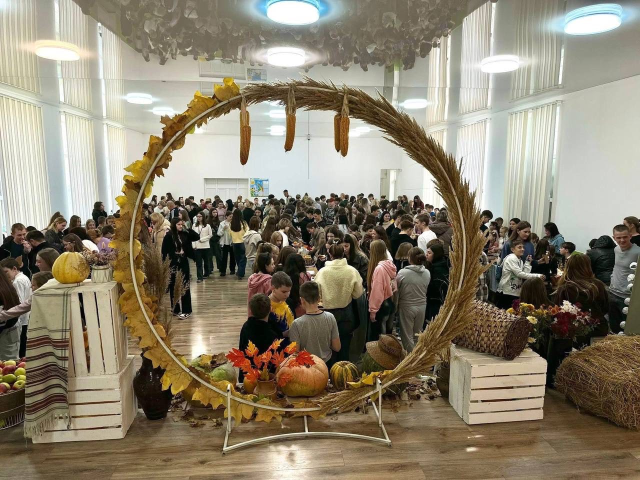 У Сокирянському ліцеї №1 відбувся благодійний ярмарок на підтримку ЗСУ