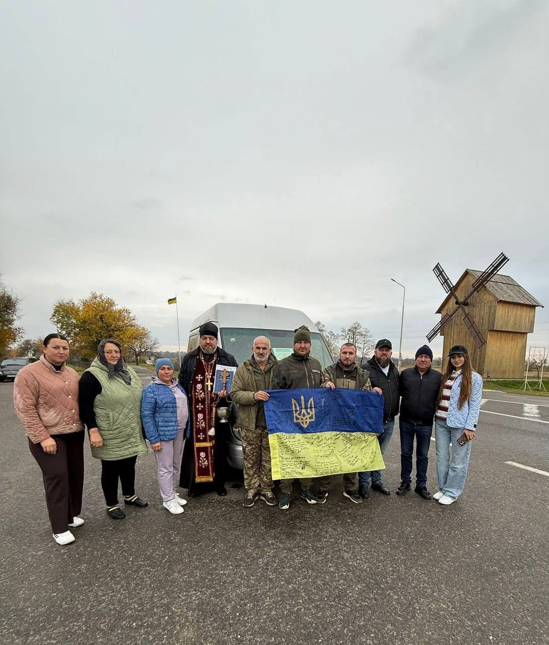Волонтери з села Динівці, що в Новоселицькій громаді, відправили допомогу воїнам, які тримають передову на Донеччині