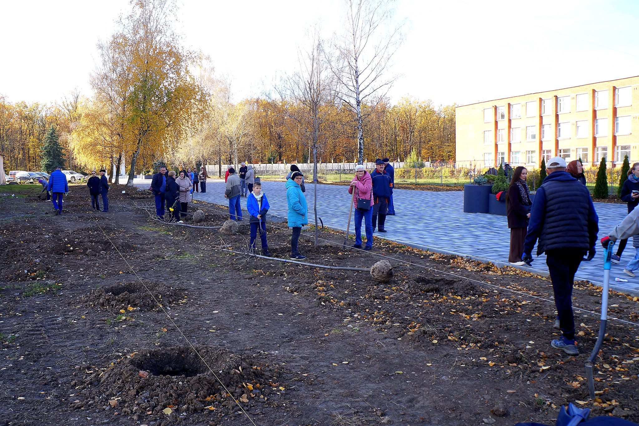 У Новодністровську висадили алею на честь воїнів, що віддали життя за незалежність України