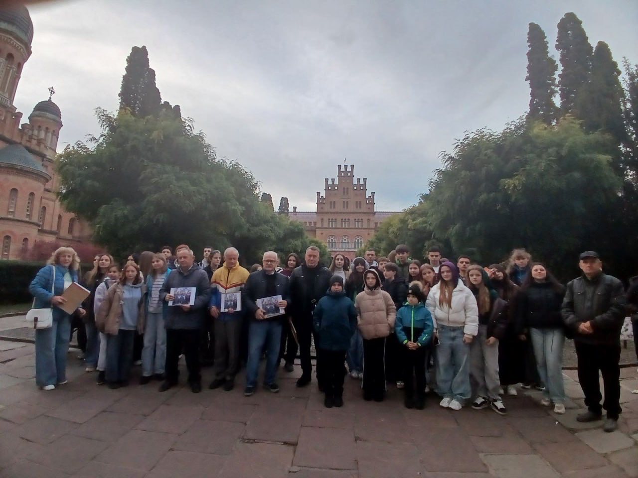 До 107-ї річниці Буковинського віча у Чернівцях відбулася зустріч вихованців Чернівецького обласного центру національно-патріотичного виховання, туризму, краєзнавства та екскурсій учнівської молоді з учасниками історичних подій 1990 року