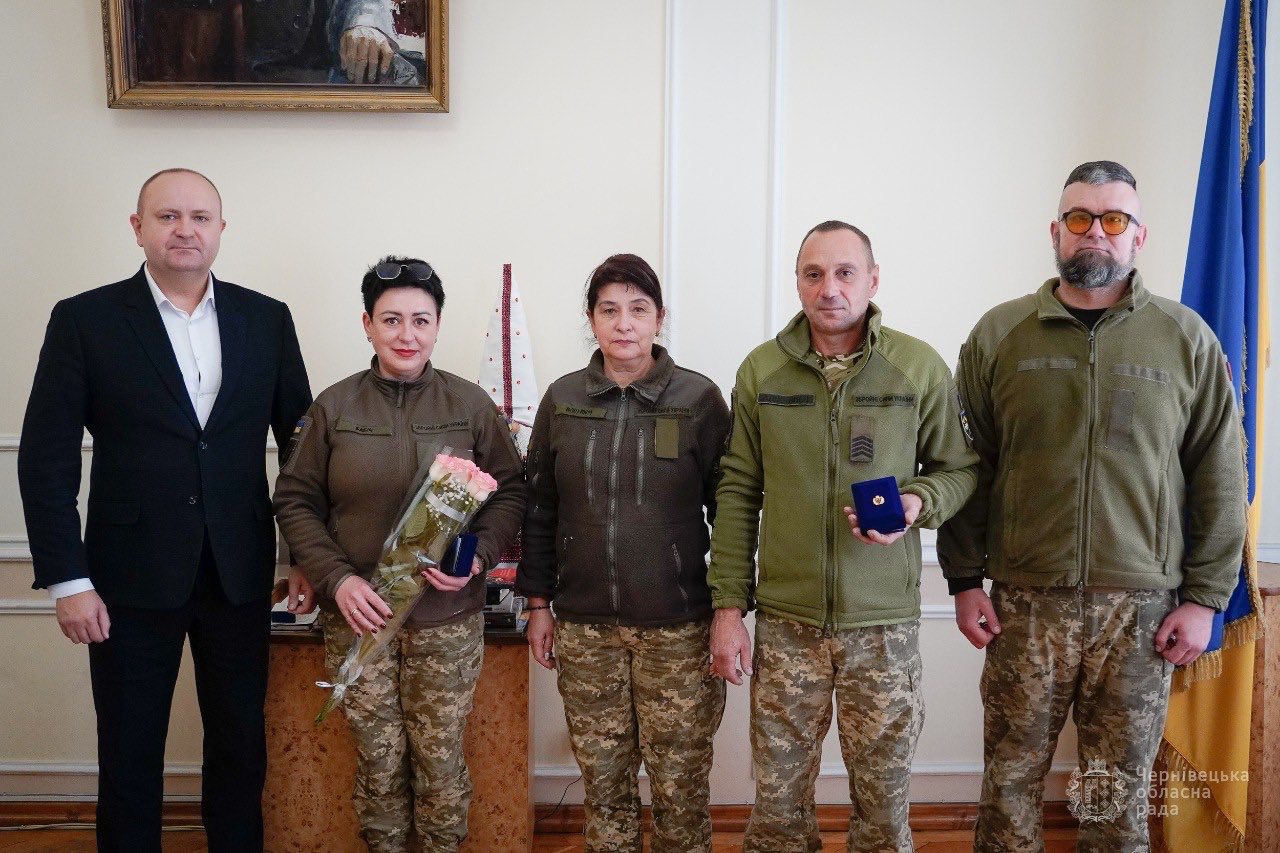 Із військовослужбовцями зустрівся виконувач обов’язків голови Чернівецької обласної ради Микола Гуйтор та вручив відзнаки «Незламні»