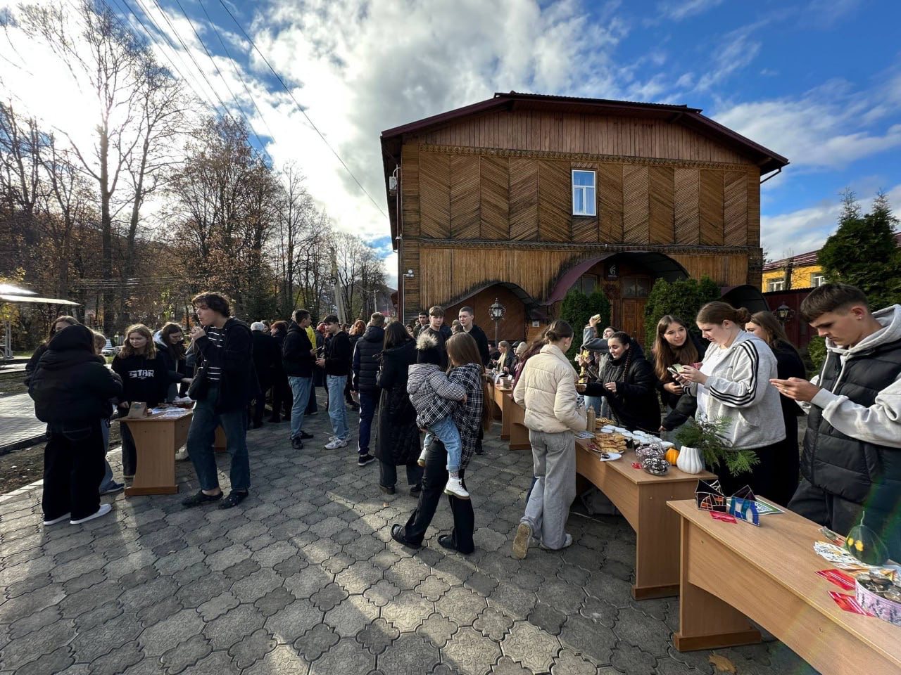 У Вижницькому фаховому коледжі мистецтв та дизайну імені Василя Шкрібляка відбувся благодійний ярмарок «120 років вдячності» на підтримку Збройних Сил України
