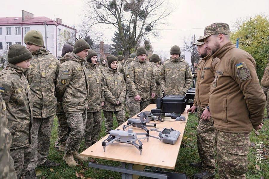 Військовослужбовці підрозділу операторів безпілотних літальних апаратів «Сокіл» 24 полку імені гетьмана Петра Сагайдачного Національної гвардії України провели презентацію у Чернівецькому військово-спортивному ліцеї