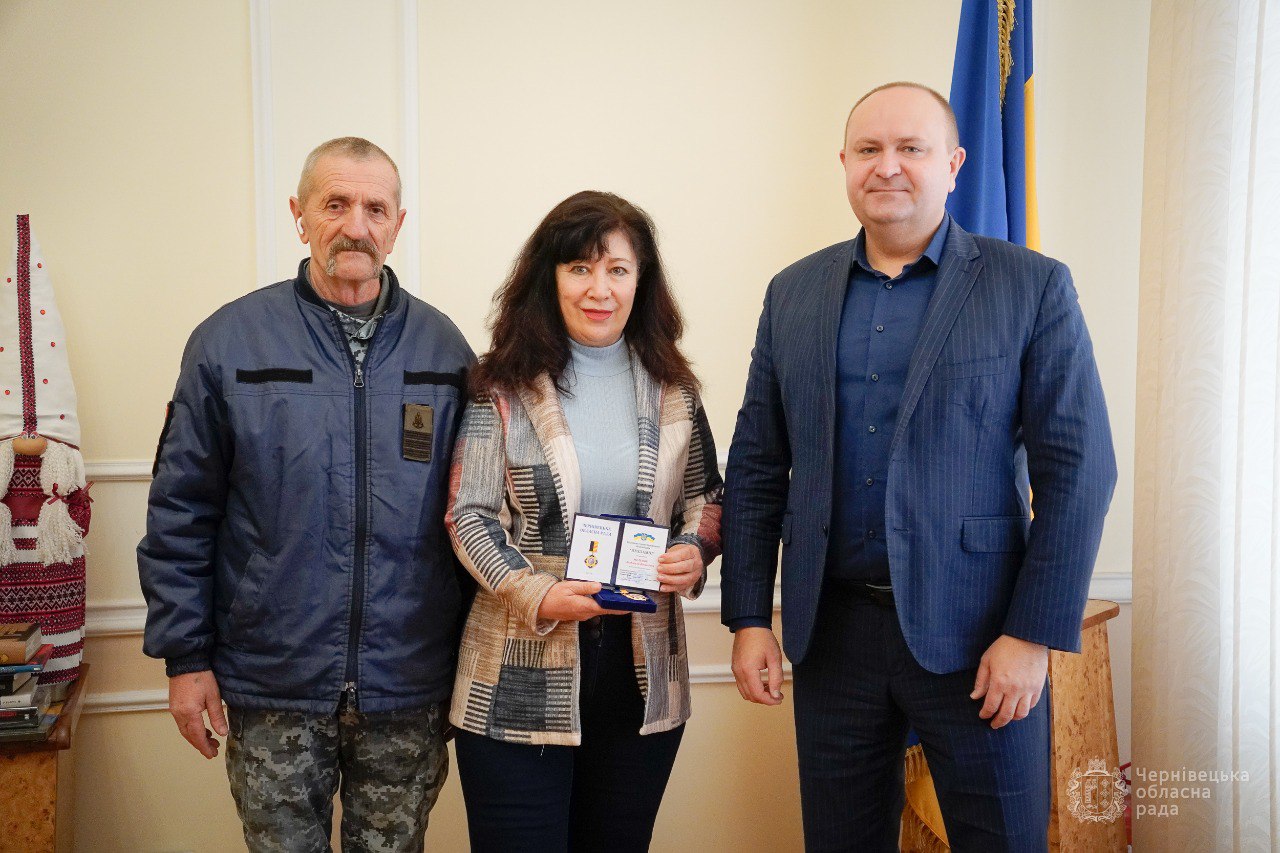 Виконувач обов’язків голови обласної ради Микола Гуйтор зустрівся із заслуженою журналісткою України Людмилою Мельник, аби подякувати за її активну громадянську позицію та невтомну підтримку Збройних Сил України