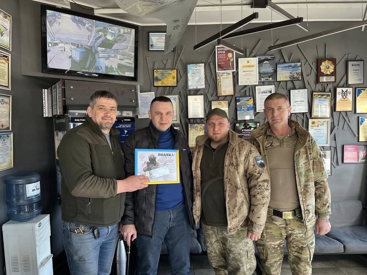 Із перших днів війни депутат Чернівецької обласної ради Андрій Маковей спільно із командою Кіцманського волонтерського центру допомоги українській армії працюють, щоб підтримати захисників