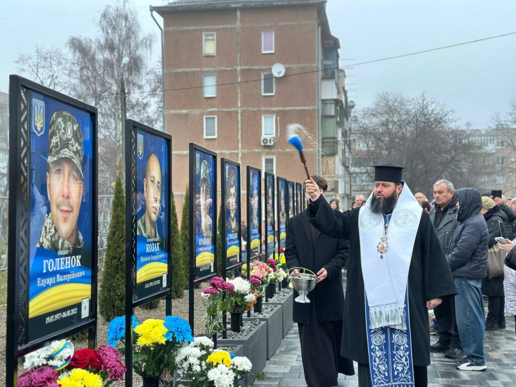 У Новодністровську відкрили Алею Слави на честь воїнів, які віддали своє життя заради свободи, миру та гідності українського народу