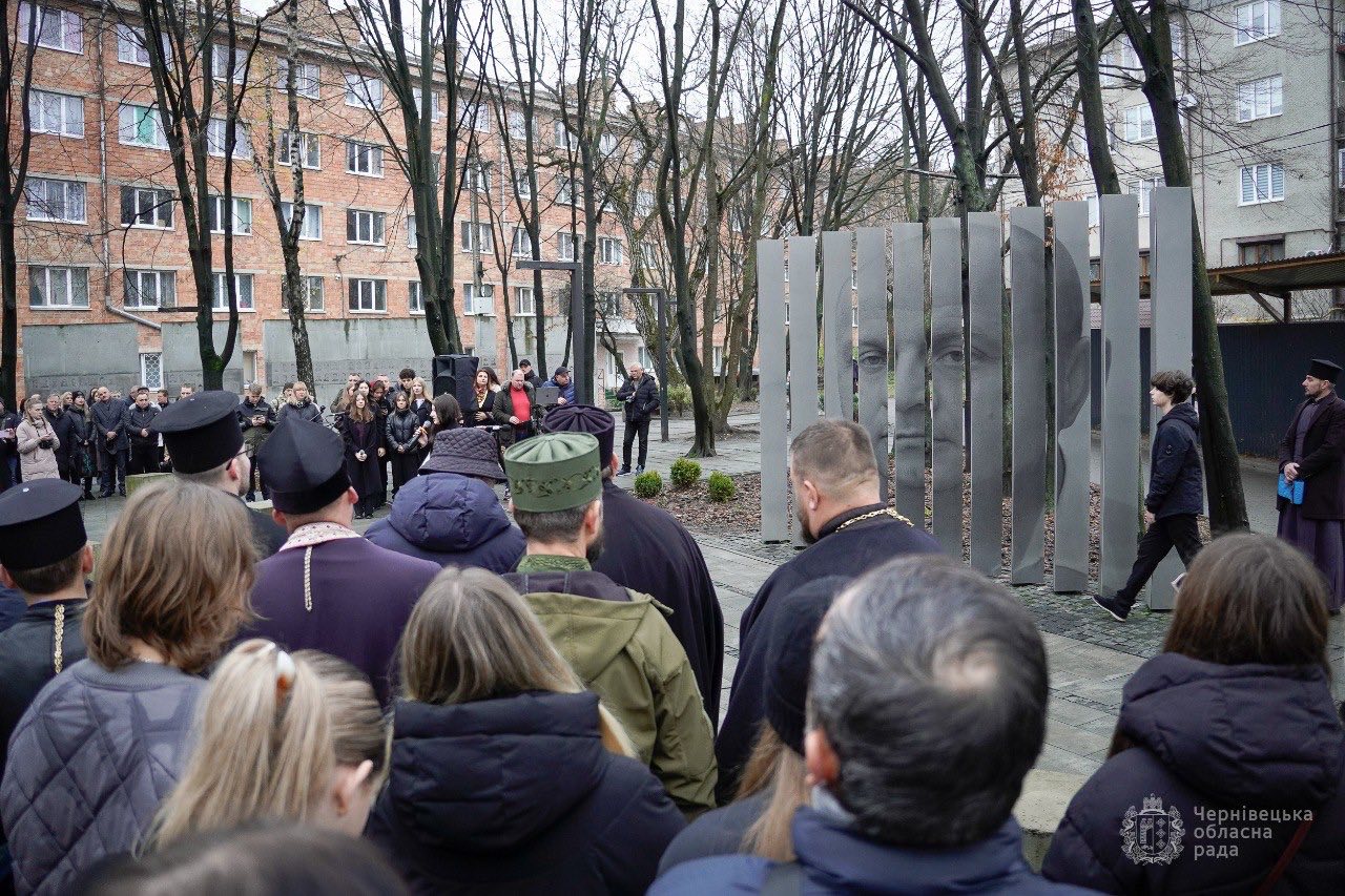 У День Гідності та Свободи у Чернівцях біля пам’ятника загиблим Героям Небесної Сотні провели урочистий захід