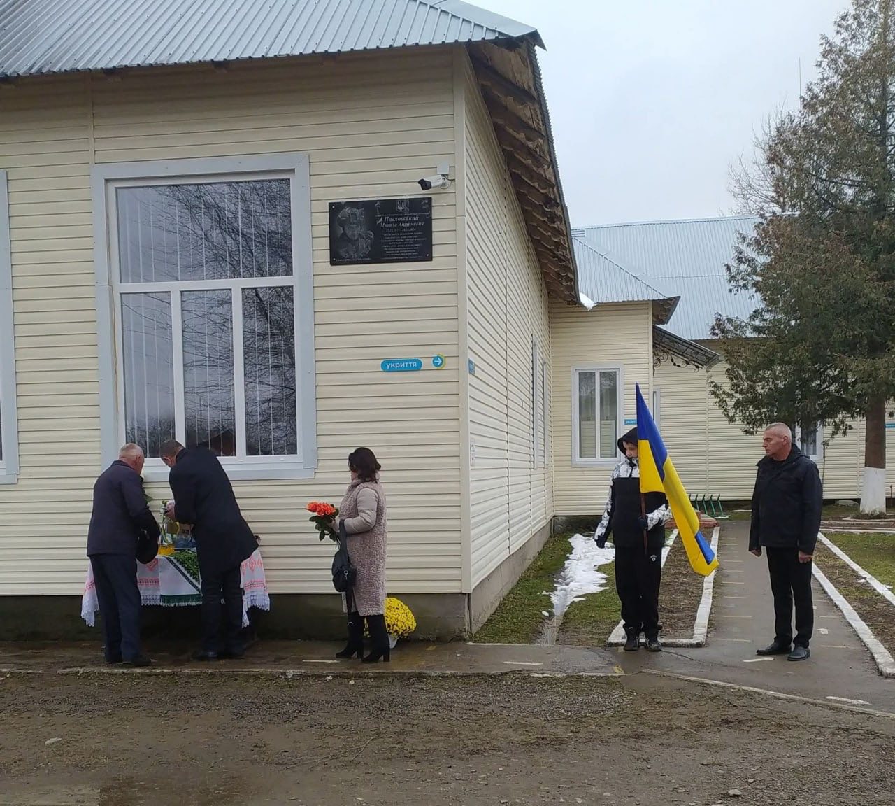 В Іспаській гімназії на Вижниччині відкрили меморіальну дошку випускнику, вчителю, митцю та захиснику України Миколі Павловському, який загинув, боронячи рідну землю