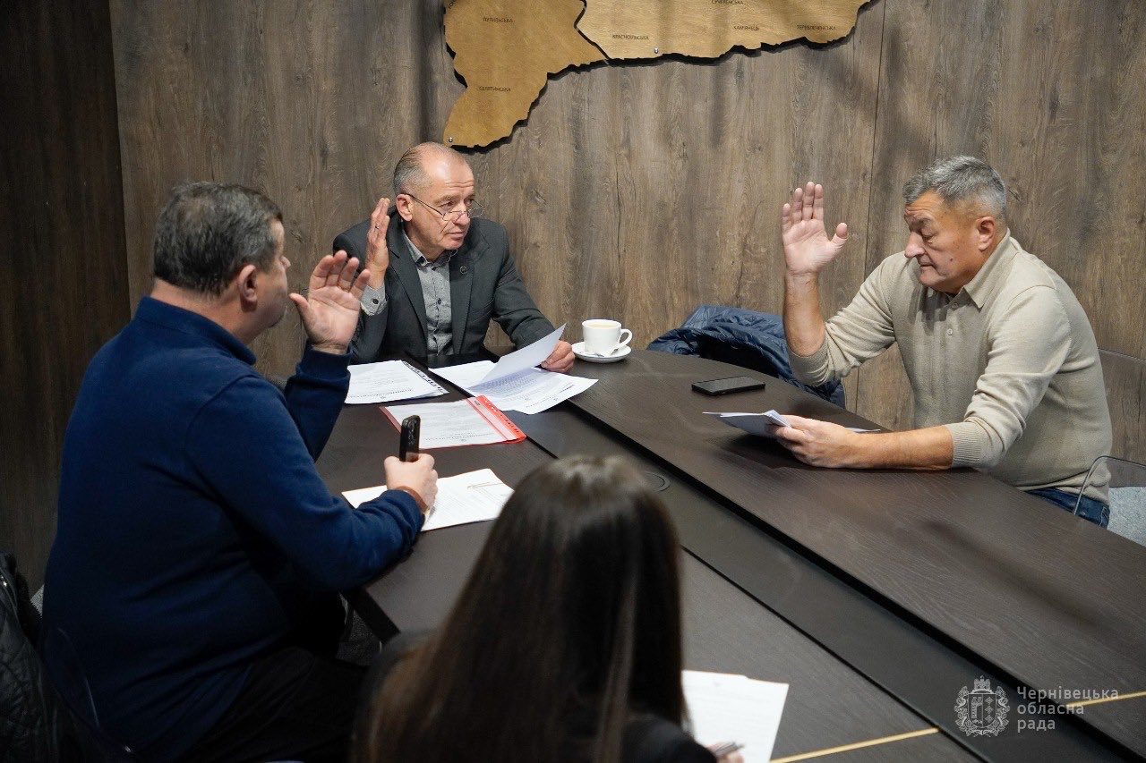 Під головуванням Володимира Мороза відбулося засідання постійної комісії Чернівецької обласної ради з питань будівництва, архітектури, інфраструктури, житлво-комунального господарства, транспорту та зв’язку.