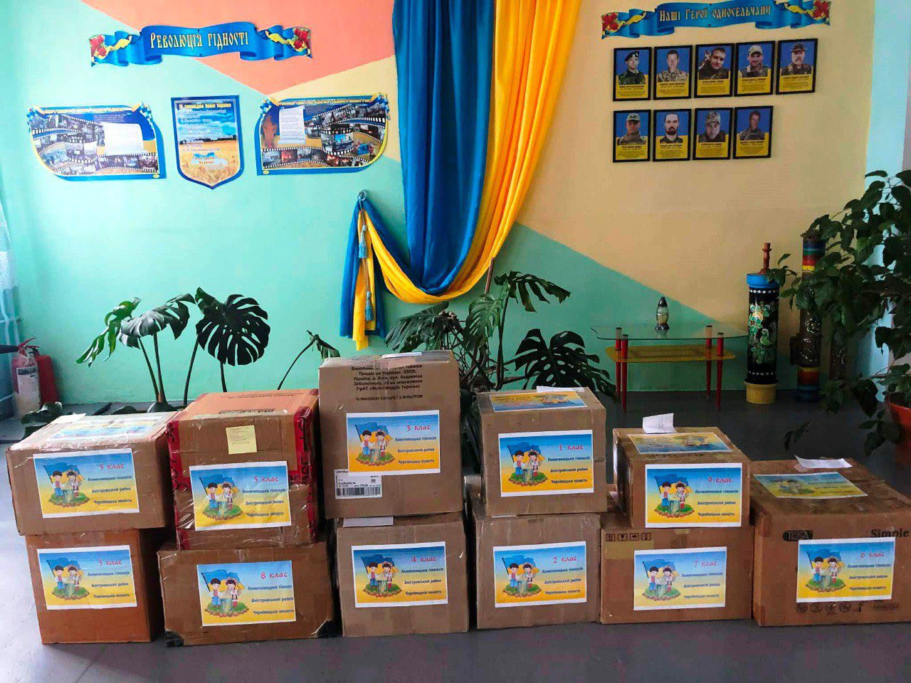 Напередодні Дня Збройних сил України та свята Миколая учні Ломачинецької гімназії підготували та відправили чергову партію гостинців для воїнів-земляків