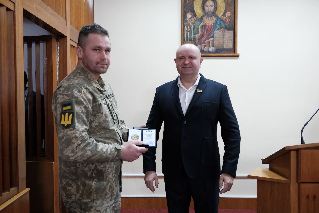 У сесійні залі Чернівецької обласної ради у присутності депутатів виконувач обов’язків голови Микола Гуйтор вручив посмертну відзнаку родині полеглого захисника та нагороди військовослужбовцям
