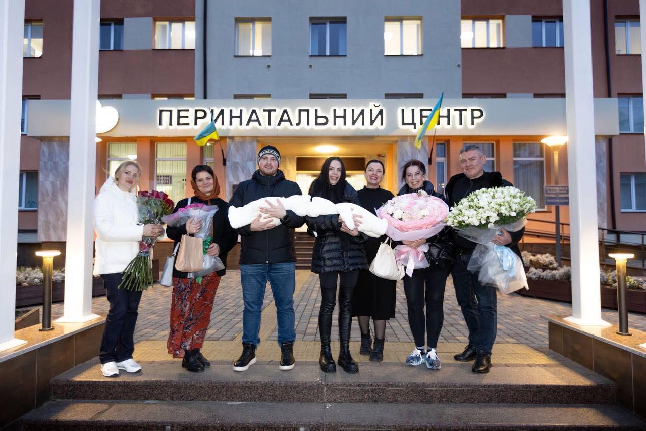 Племінниця Софії Ротару Софія Хлябич, відома як виконавиця Sonya Kay, виписалася із Чернівецького обласного перинатального центру зі своїми новонародженими малюками